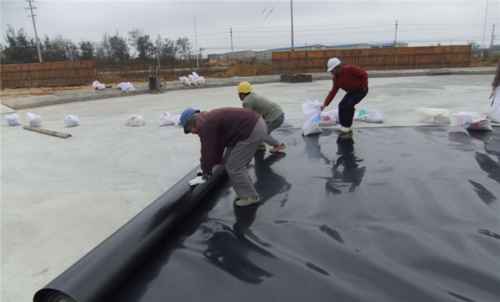 土工膜鋪設(shè)施工現(xiàn)場